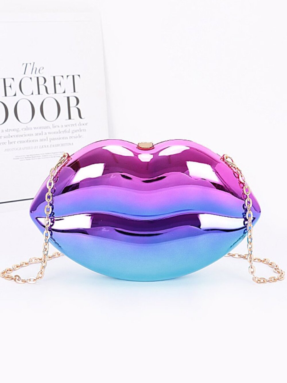 Chrome lips purse